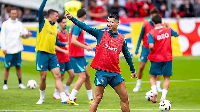 حارس البرتغال يتصدي لمشجع حاول الاقتراب من رونالدو .. فيديو