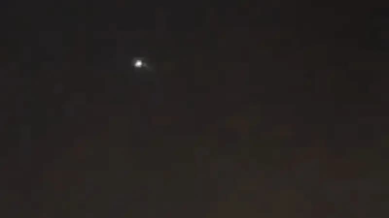 قوات الأمن تقطع الطريق على حافلة بها حجاج بدون تصاريح . فيديو