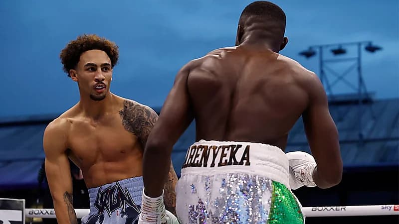 لسخريته من منافسه .. ملاكم يتعرض لنطحة رأس .. فيديو