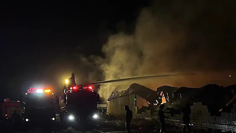 الدفاع المدني يُخمد حريقًا بمستودع في جازان  ..  فيديو