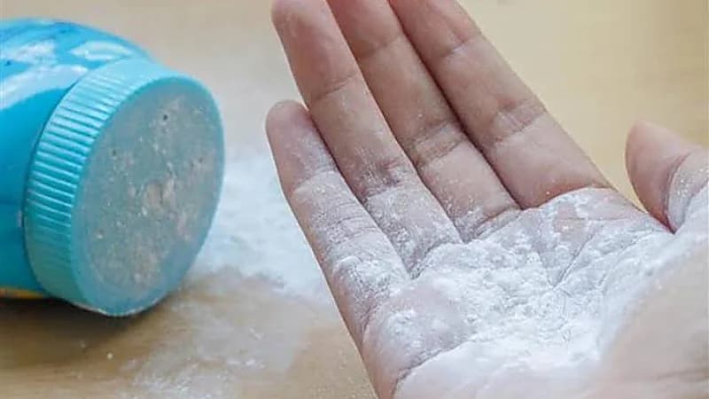 اختصاصي في علوم الأورام يكشف مخاطر بودرة التلك على جسم الإنسان.. فيديو