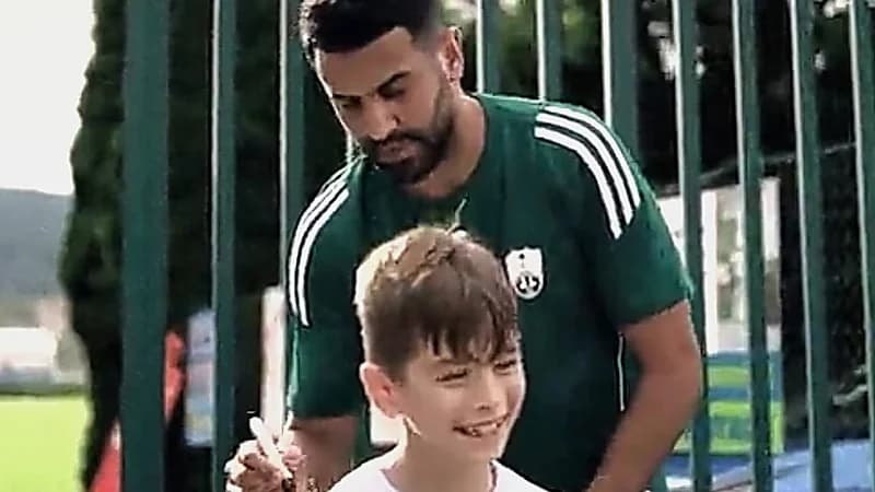 سعادة طفل بعد حصوله على توقيع نجم الأهلي   ..  فيديو