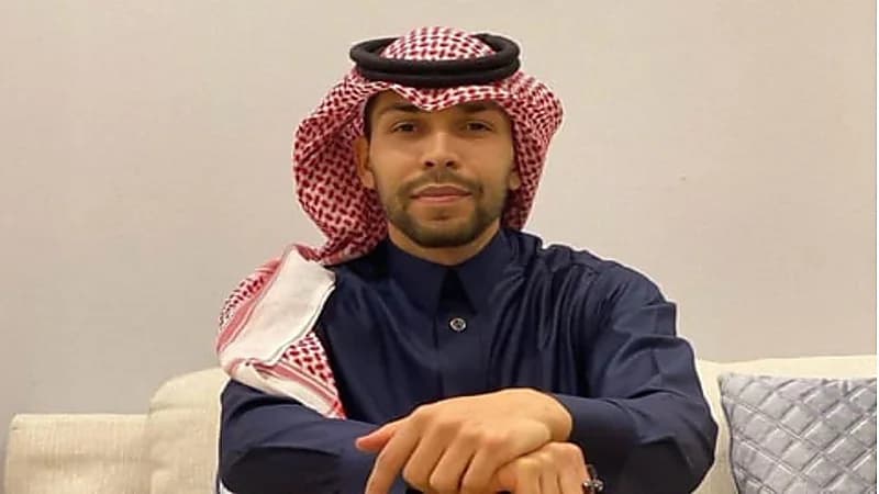 لاعب النصر السابق "بيتروس" يصدم سيارة مشجع هلالي.. فيديو