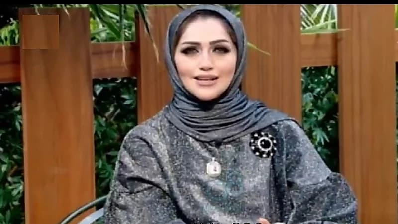 مذيعة تغازل المراسل على الهواء  والمايك يكشفها..فيديو