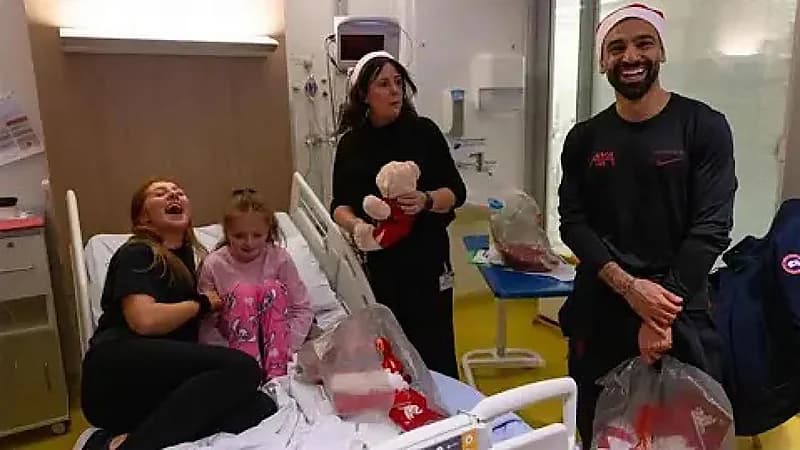 محمد صلاح يثير الجدل بقبعة الكريسماس ..فيديو