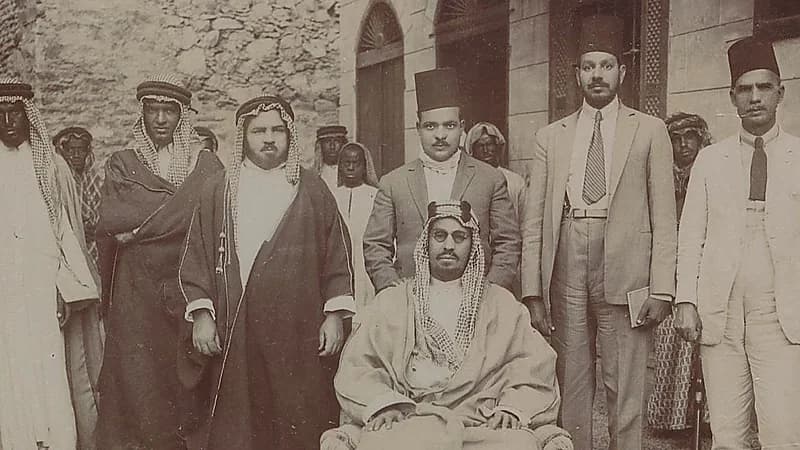 صورة نادرة للملك عبدالعزير وسالم هنداوي بعد عملية بالعين قبل 98 عامًا