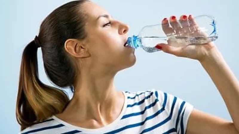 أخصائية تغذية: الإفراط في شرب الماء قد يسبب إجهادًا للكلى ..فيديو