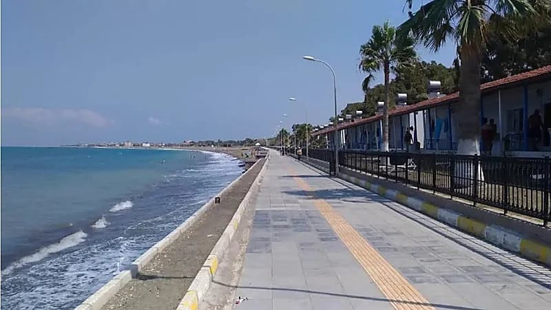 حادث مأساوي: طفلة تسقط في بحيرة أثناء التقاط صورة.. فيديو