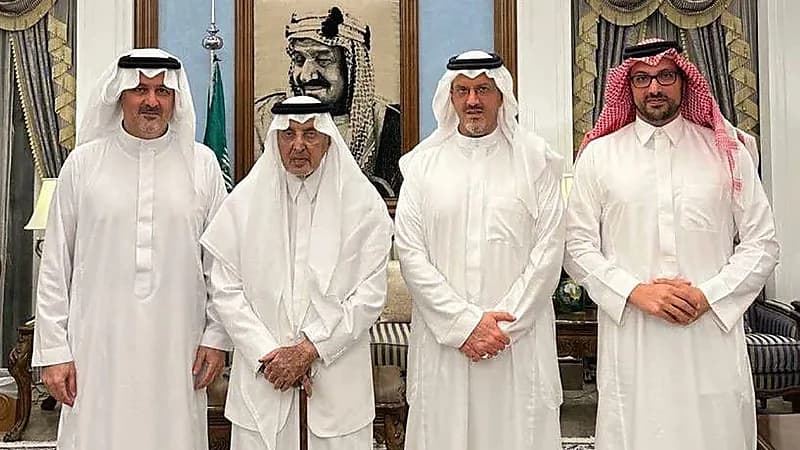 الأمير خالد الفيصل برفقة أبنائه