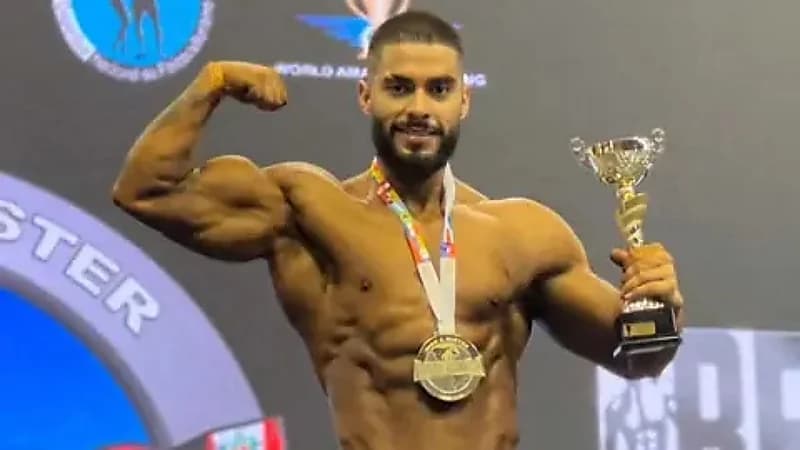 العثور على بطل كمال أجسام مقتولا داخل حمام حانة