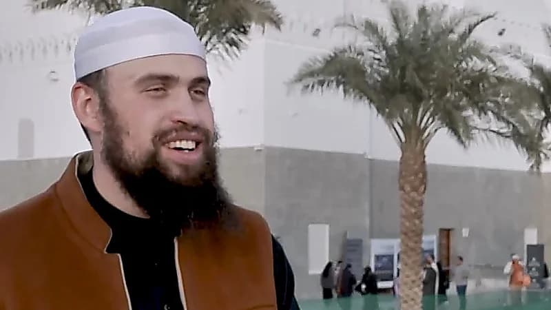 من بحث مدرسي إلى المسجد النبوي: رحلة الأمريكي جيمس  في اكتشاف الإسلام  ..  فيديو