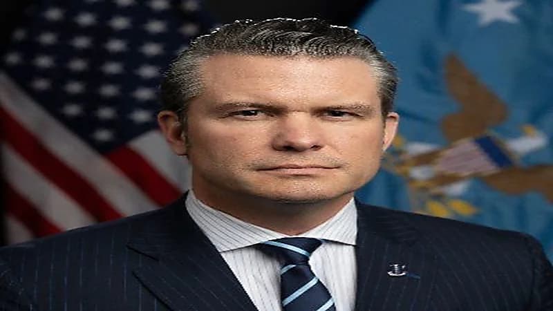 وزير الدفاع الأمريكي يوشم كلمة كافر على ذراعه باللغة العربية.. صور