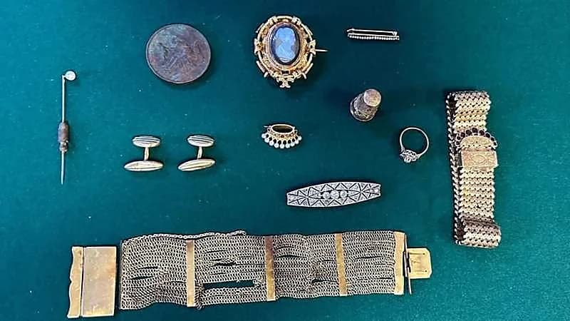 العثور على مجوهرات نادرة بالصدفة في فرنسا