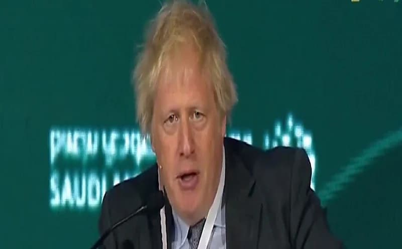 نعامة تهاجم بوريس جونسون في موقف طريف.. فيديو