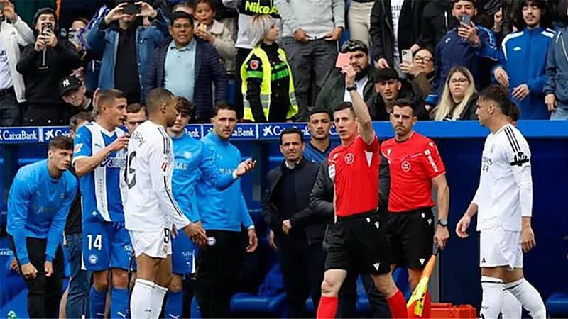 مبابي يتعرض للطرد أمام ديبورتيفو ألافيس