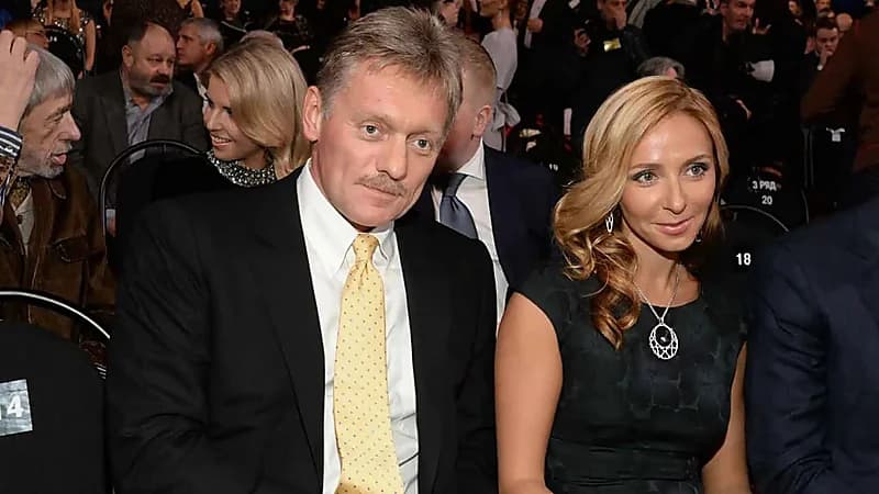 بيسكوف يفاجئ زوجته نافكا برقصة رومانسية على الجليد.. فيديو