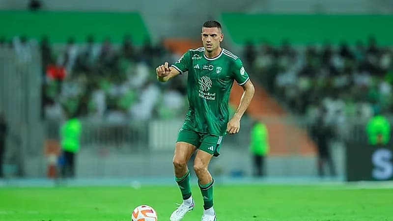 مدافع الأهلي يقدم ألف تذكرة للجماهير قبل مواجهة بوريرام