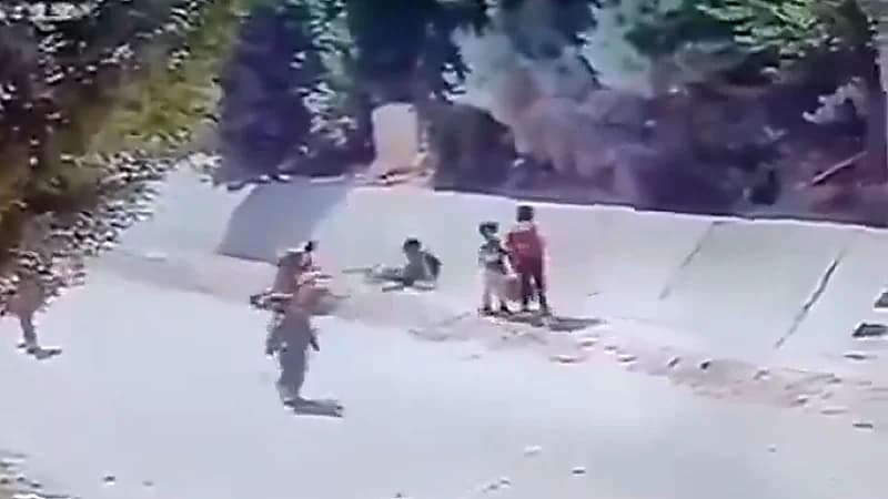 طلاب يدفعون صديقهم في مجرى مائي ليلقى مصرعه في الحال.. فيديو