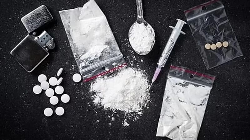 صور طبية لحالة نادرة لرجل سقط رأسه على صدره بسبب تعاطي المخدرات