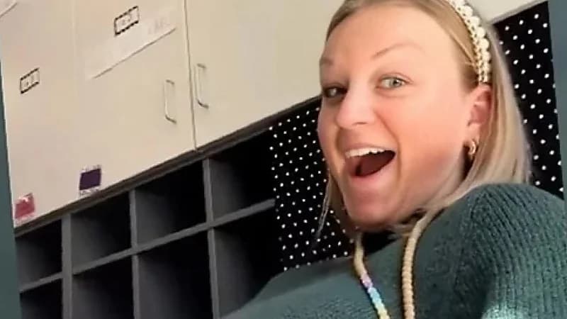 معلمة توقف حصة دراسية بسبب ركلات جنينها وسط تفاعل الطلاب ..فيديو