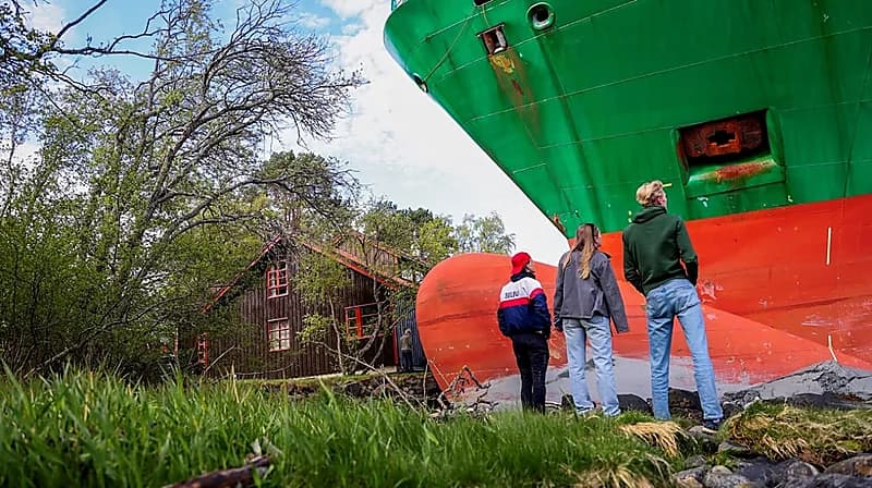 نرويجي ينجو بأعجوبة من موت محقق بعد جنوح سفينة شحن .. صور