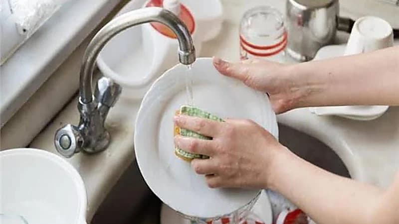 أخطاء شائعة عند غسل الأواني قد تسبب أضرارًا صحية كبيرة .. فيديو