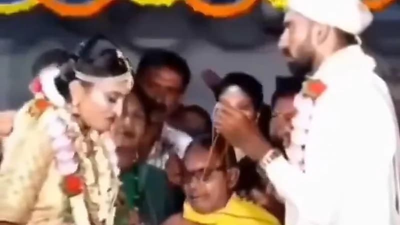 فتاة تترك عريسها في حفل الزفاف وتهرب مع حبيبها.. فيديو