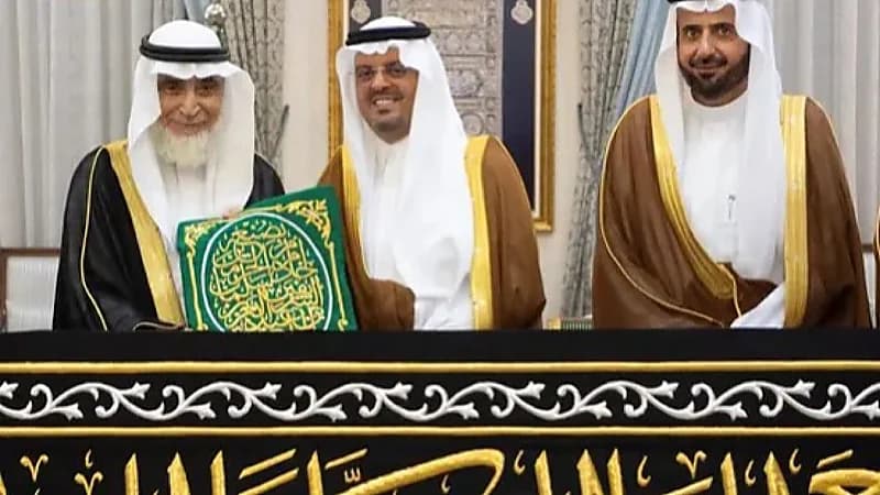 السدنة يستلمون كسوة الكعبة تمهيدًا لاستبدالها في محرم