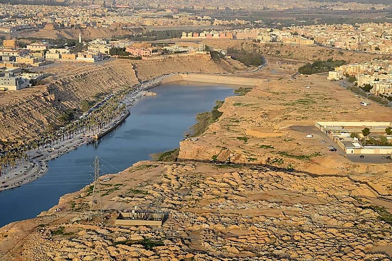 انطلاق أعمال تسوير أرض المطل في الرياض استعدادًا لتطويرها .. صور