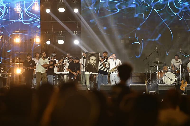 معجبة تُهدي أحمد سعد بورتريه من رسمها والأخير يتفاعل: "هاتوها على المسرح".. فيديو