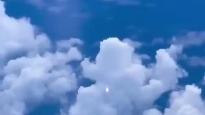 راكب يوثّق لحظة مرور صاروخ حربي على مستوى منخفض قرب طائرة مدنية .. فيديو