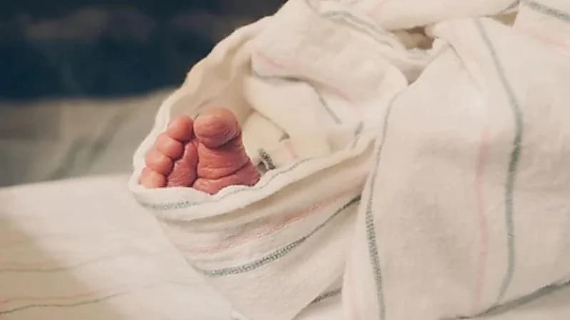 وفاة رضيعة سقطت في قدر طعام مغلي بعد عامين من مصرع شقيقتها بنفس الطريقة