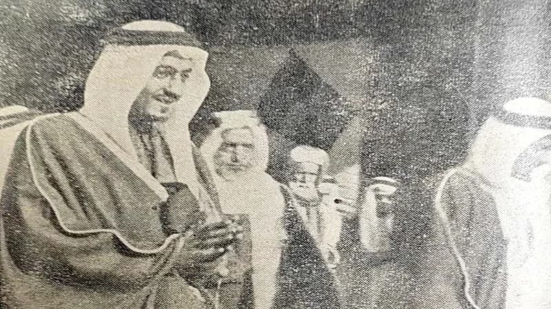 صورة نادرة للأمير عبدالله الفيصل خلال زيارته للمدينة المنورة