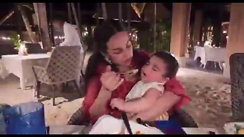 فرح الهادي تلفت الانتباه باهتمامها بأطفالها في السفر دون الاستعانة بالعاملات