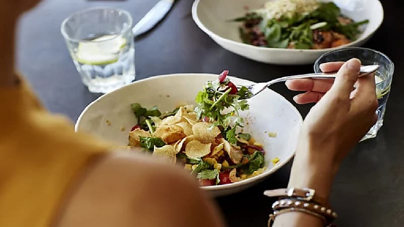 دراسة: الأكل السريع يضر الهضم ويزيد مخاطر السمنة والسكري