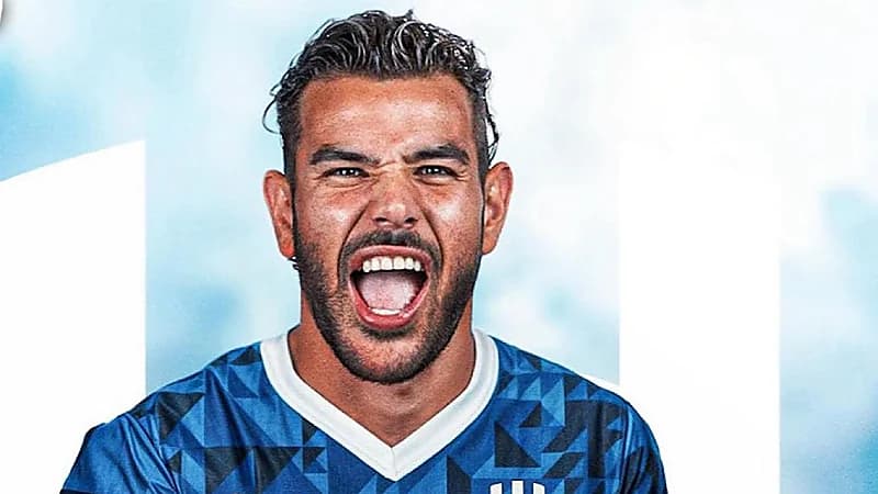 ثيو هيرنانديز يوقع  عقده مع الهلال رسميًا