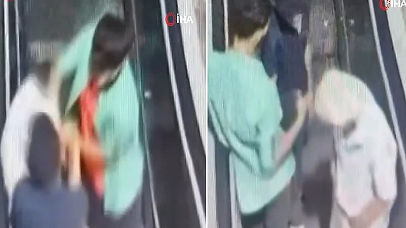 شابان يخنقان رجل مسن لسرقة هاتفه في محطة مترو.. فيديو