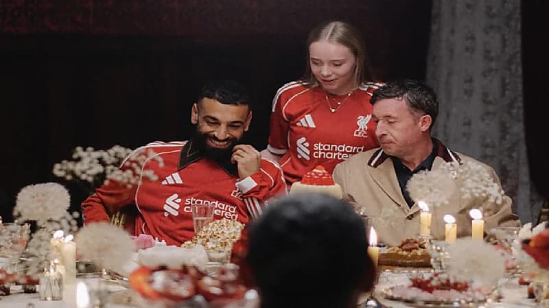 مشجع ياباني يفاجئ محمد صلاح بهدية شطرنج مميزة .. صور