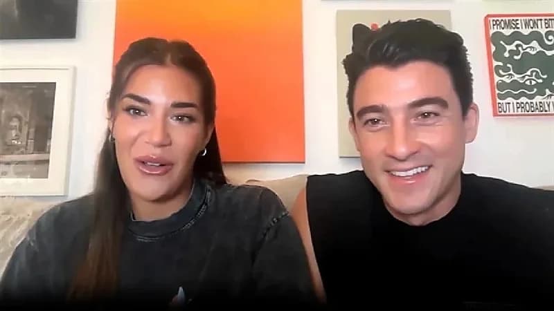 عرض زواج رومانسي يتحول إلى لقطة طريفة بظهور ثنائي مسن .. فيديو