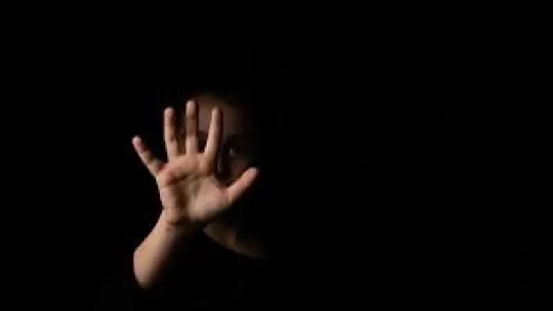 فتاة تتقدم ببلاغ ضد شخص تتهمه بالتحرش بها داخل باص عام