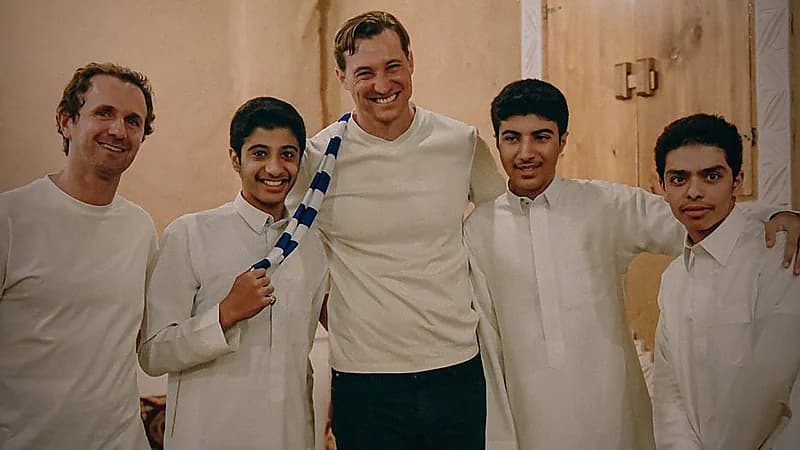 بن هاربورغ يظهر بشال الهلال ويثير تفاعلاً واسعًا