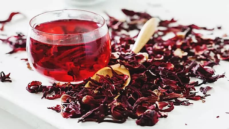 سيدة تحذر من الكركديه: يسبب صداع وانخفاض بالضغط.. فيديو