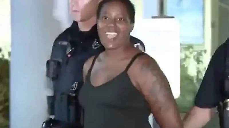 لحظة اعتقال امرأة بعد تداول فيديو تعذب فيه ابنها ..فيديو