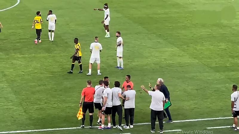 مواجهة حادة بين جيسوس وبلان أثناء قمة النصر والاتحاد.. فيديو