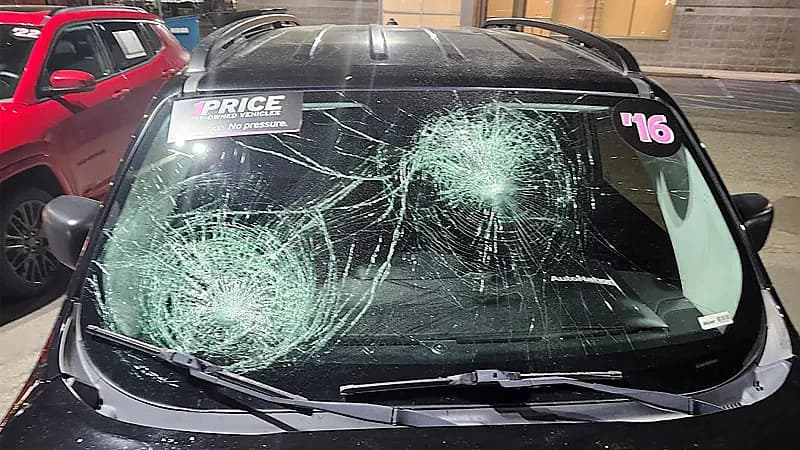 امرأة تحطم 16 سيارة فاخرة بينها رانج روفر في معرض أمريكي