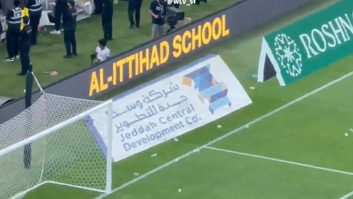جماهير الاتحاد ترمي العلب على لاعبي الهلال احتجاجًا على احتفالية ماركوس .. فيديو