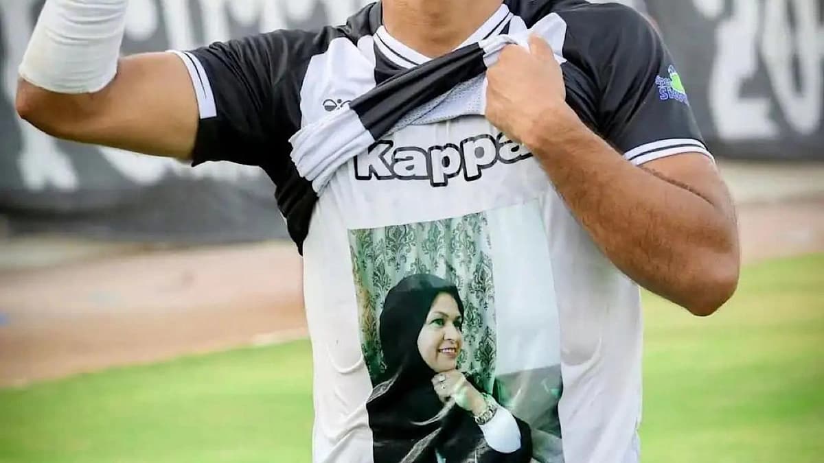 حكم تونسي يحرض على لاعب رفع صورة والدته الراحلة ..صور