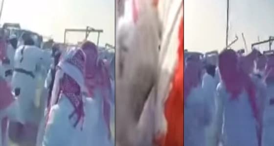 بالفيديو.. أشخاص يتضاربون بالعصي والسكاكين والسبب " ناقة "