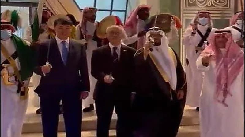 شاهد.. السفير الياباني يؤدي رقصة العرضة أمام نادي الشرقية الأدبي