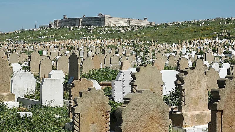 القبض على شخص يستخرج جثث النساء من المقبرة